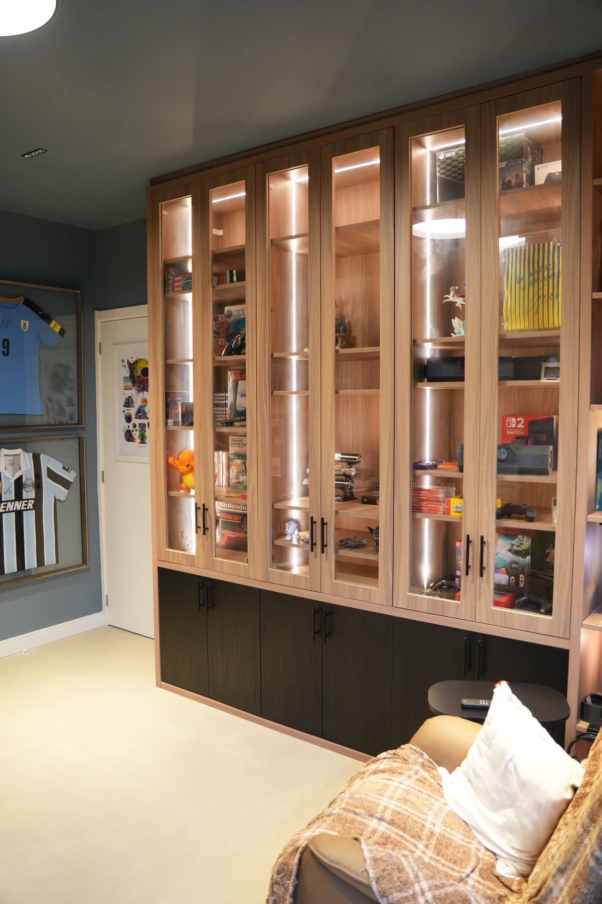 Buffet com portas de vidro e iluminação interna, produzido pela BR Planejados